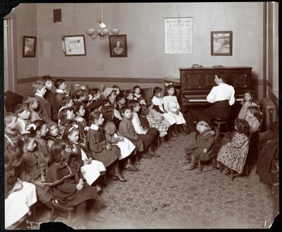 Femmes et enfants dans une pièce avec des fleurs à la National Fruit and Flower Guild, 247 Spring Street, New York, 1906 - Byron Company